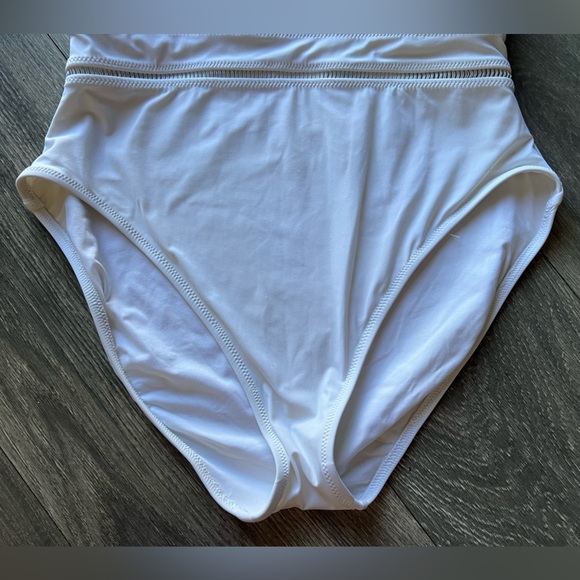 Gottex Finesse Halter One Piece Swimsuit in White. Size 10 - Picture 9 of 14